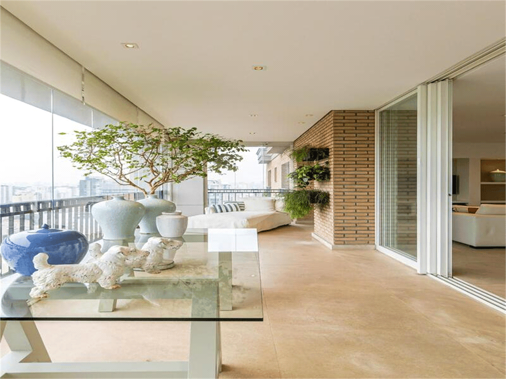 Apartamento com 4 quartos à venda em Moema - SP