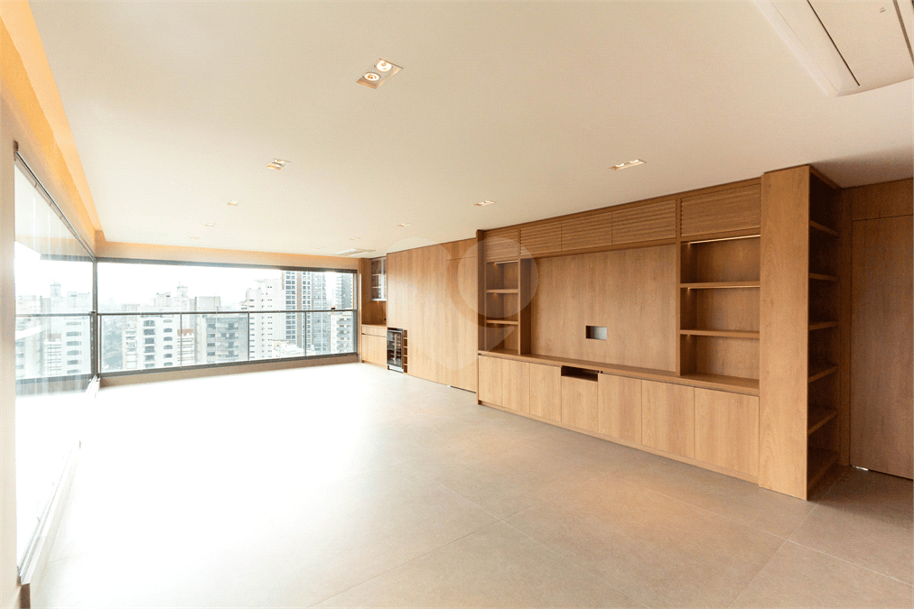 Apartamento com 3 quartos à venda ou para locação em Moema - SP