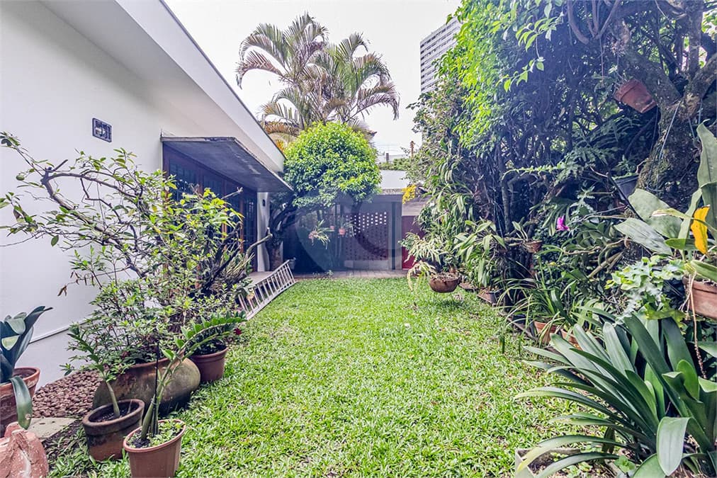Sobrado com 4 quartos para locação em Sumarezinho - SP