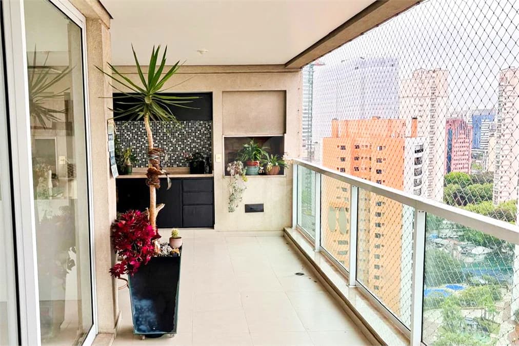 Apartamento com 3 quartos para locação em Cidade monções - SP