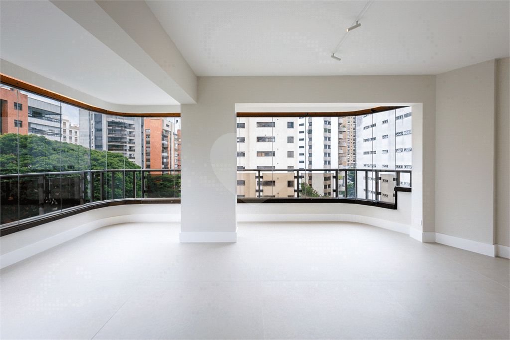 Apartamento com 4 quartos à venda em Moema - SP