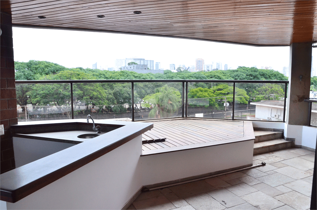 Apartamento com 3 quartos à venda ou para locação em Moema - SP