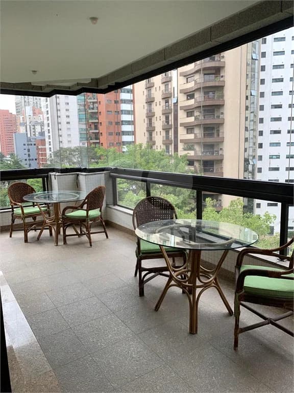 Apartamento com 4 quartos à venda ou para locação em Moema - SP