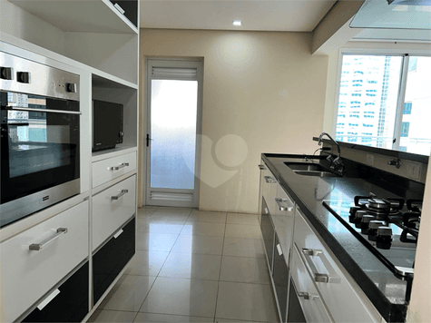 Apartamento com 3 quartos para locação em Cidade monções - SP